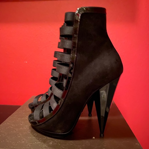 Authentic Gucci Sandals includes box & dustbag - Picture 2 of 6